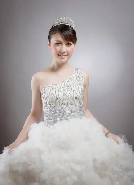 Beauté chinoise avec robe de mariée — Photo