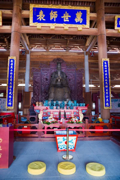 Estátua de Confúcio no templo confuciano — Fotografia de Stock