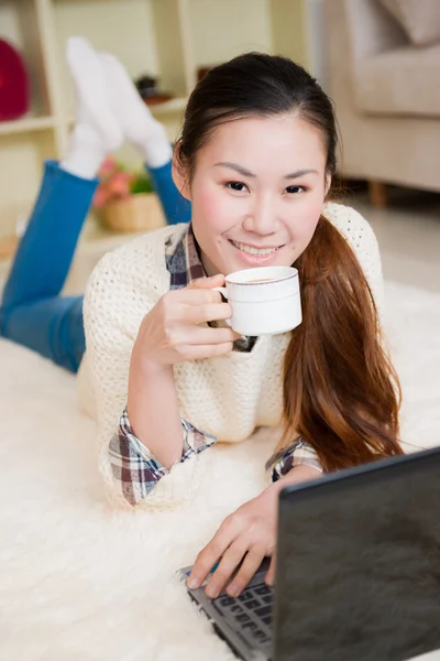 Joven asiático mujer usando un portátil —  Fotos de Stock