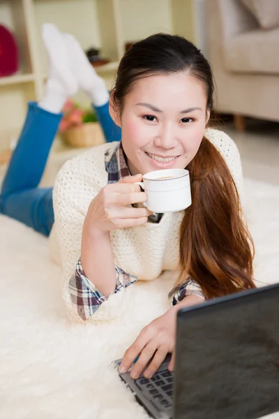 Ung asiatisk kvinna som använder en bärbar dator — Stockfoto