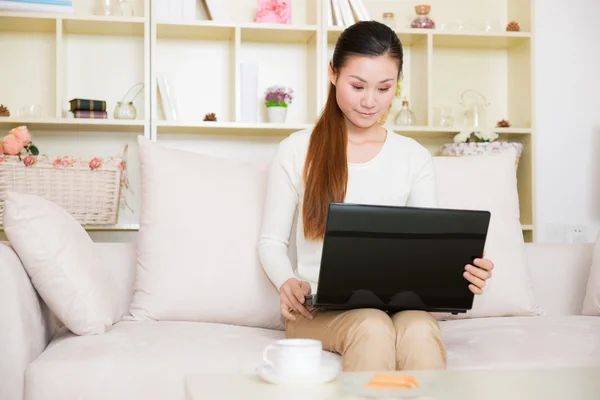 Ung asiatisk kvinna som använder en bärbar dator — Stockfoto