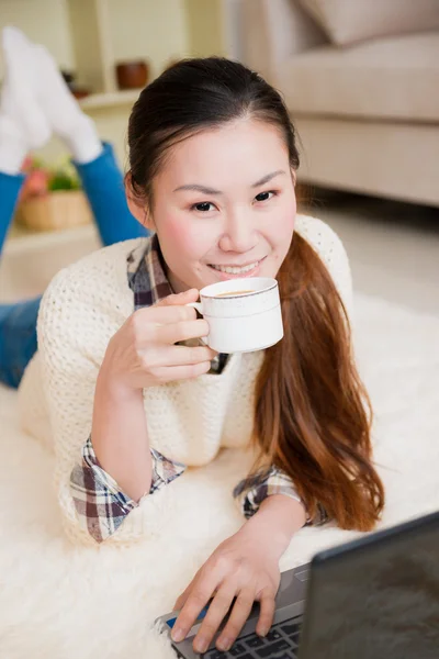 Молода азіатська жінка використовує ноутбук — стокове фото