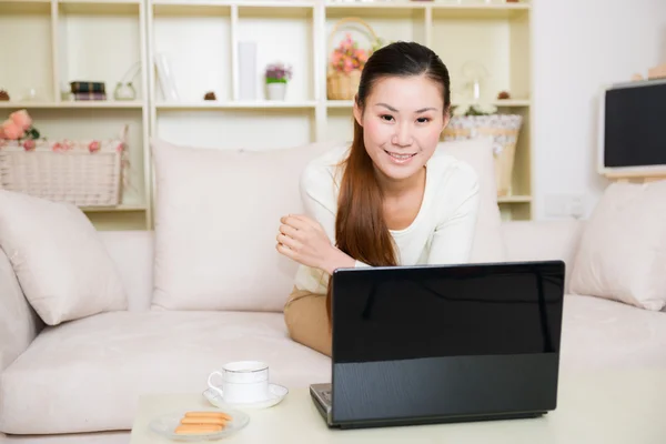 Jonge Aziatische vrouw met behulp van een laptop — Stockfoto