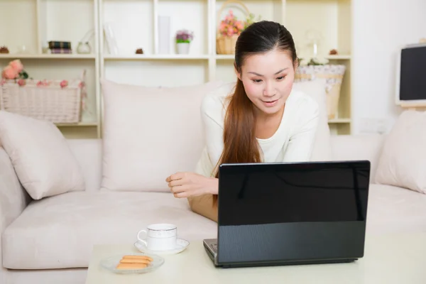 Ung asiatisk kvinne som bruker en bærbar datamaskin – stockfoto