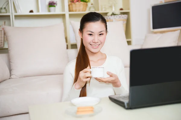 Jonge Aziatische vrouw met behulp van een laptop — Stockfoto