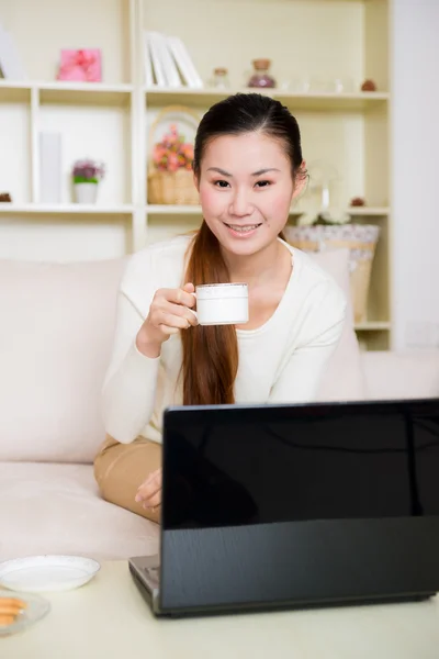 Jonge Aziatische vrouw met behulp van een laptop — Stockfoto