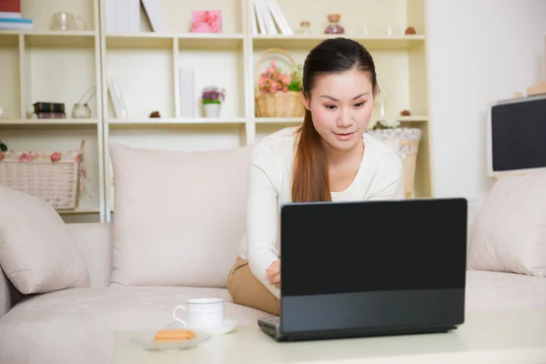 Jonge Aziatische vrouw met behulp van een laptop — Stockfoto