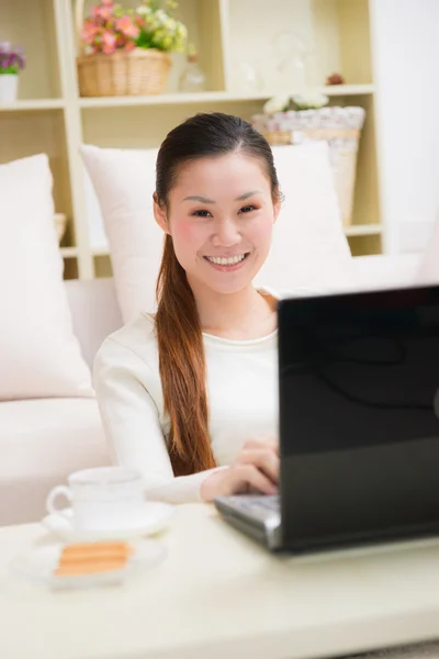 Jonge Aziatische vrouw met behulp van een laptop — Stockfoto