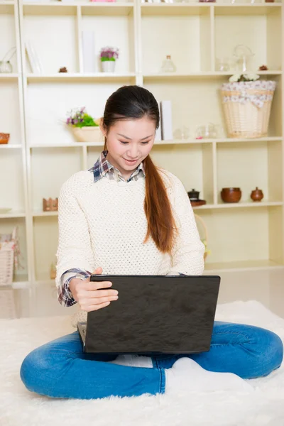 Ung asiatisk kvinna som använder en bärbar dator — Stockfoto