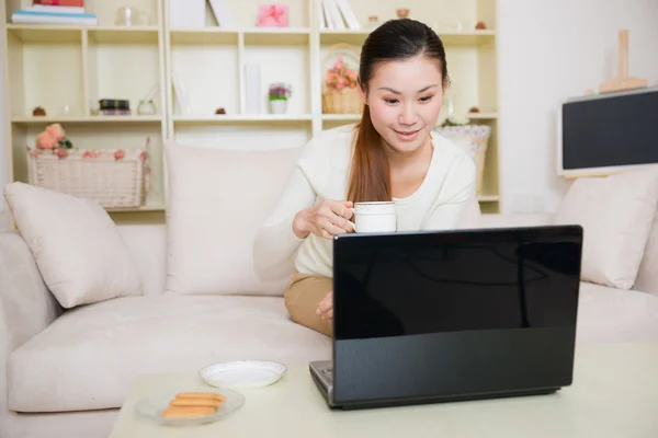 Ung asiatisk kvinna som använder en bärbar dator — Stockfoto