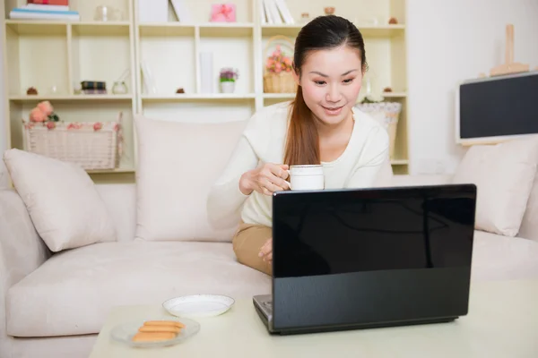 Jonge Aziatische vrouw met behulp van een laptop — Stockfoto