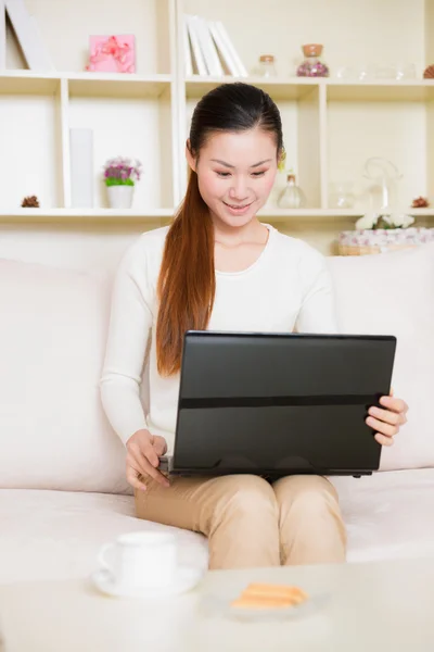 Jonge Aziatische vrouw met behulp van een laptop — Stockfoto