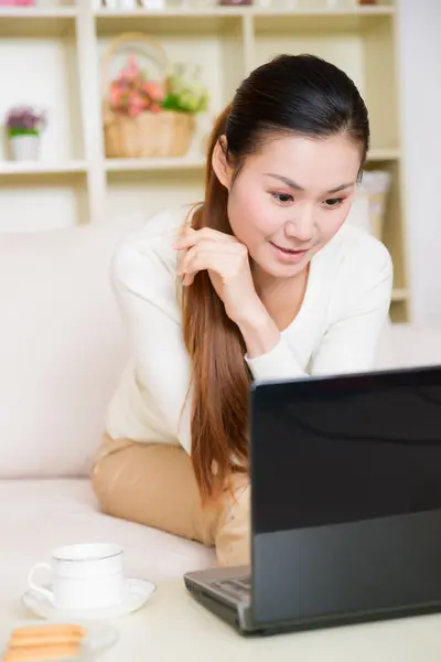 Jonge Aziatische vrouw met behulp van een laptop — Stockfoto