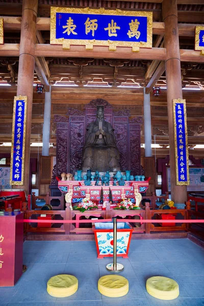 Statue de Confucius dans le temple confucéen Images De Stock Libres De Droits