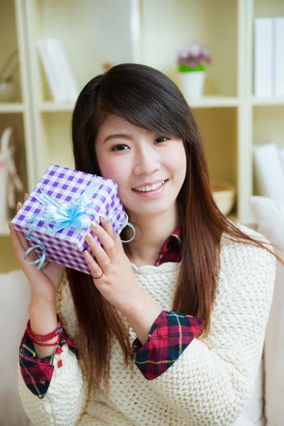 Lächelnde junge asiatische Frau mit einem Geschenkkarton — Stockfoto