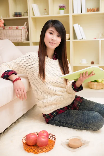 アジアの女性の若い読本 — ストック写真
