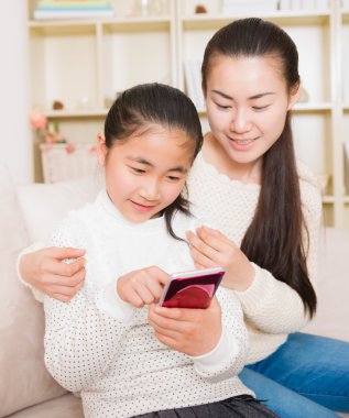 Anne ve kızı akıllı telefon kullanma