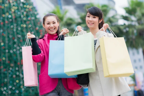 Glückliche chinesische Frauen gehen einkaufen — Stockfoto