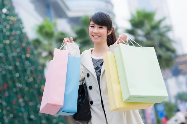 Šťastný čínský žena jít nakupovat. — Stock fotografie