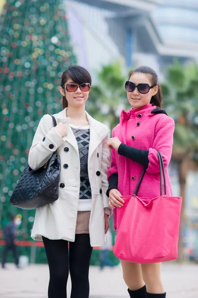 행복 한 중국 여성 쇼핑 — 스톡 사진