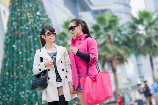 Glückliche chinesische Frauen gehen einkaufen — Stockfoto