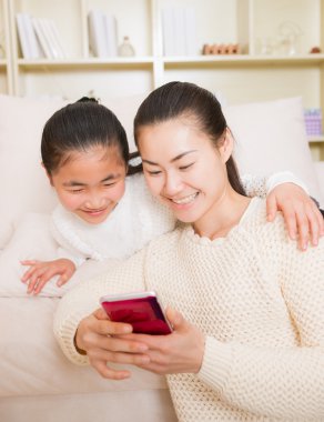 Anne ve kızı akıllı telefon kullanma