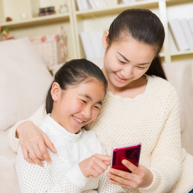 Anne ve kızı akıllı telefon kullanma