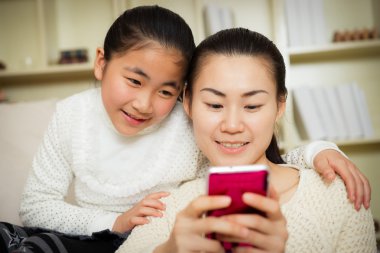 Anne ve kızı akıllı telefon kullanma