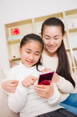 Anne ve kızı akıllı telefon kullanma