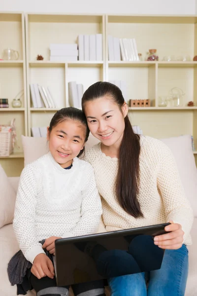 Madre e hija usando laptop — Foto de Stock