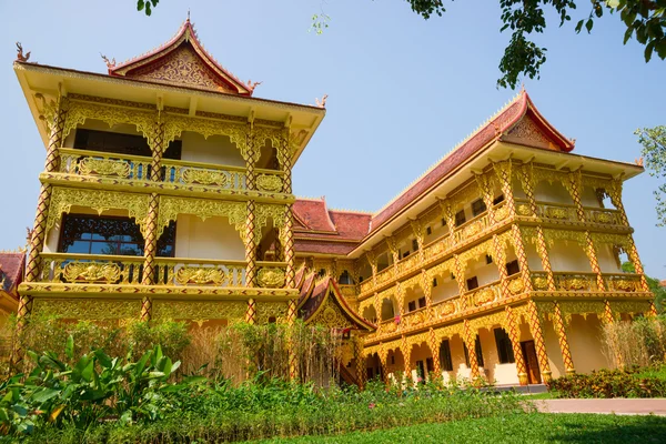 Thailändska buddhistiska traditionella palace — Stockfoto