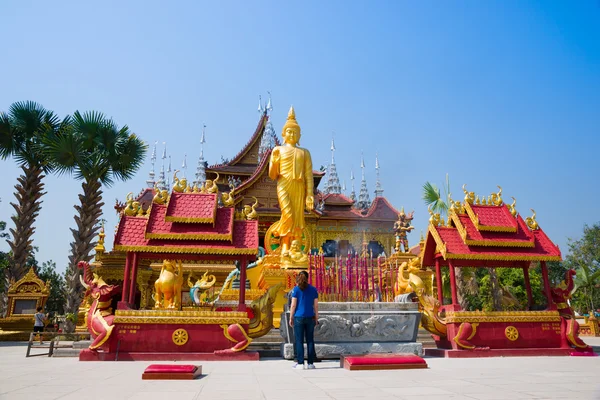 Postava Buddhy a buddhistický palác — Stock fotografie