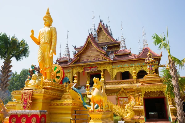 Postava Buddhy a buddhistický palác — Stock fotografie