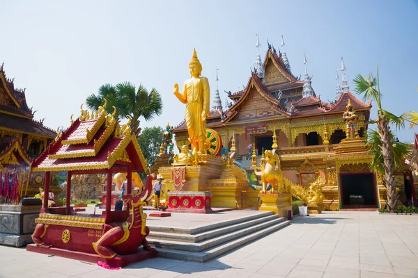 Postava Buddhy a buddhistický palác — Stock fotografie