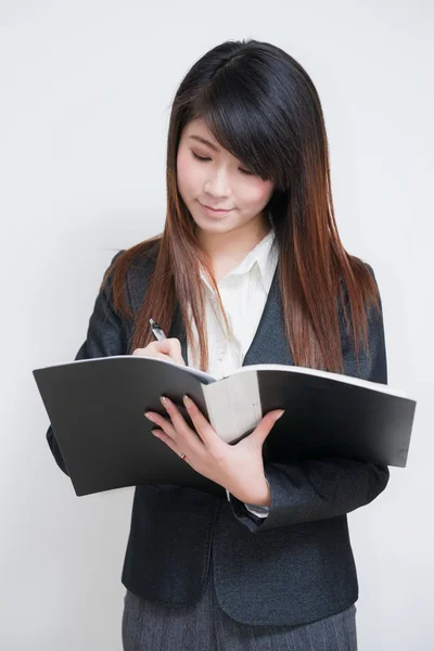 Mujer de negocios revisión archivos —  Fotos de Stock