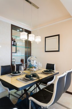 Modern yemek odası.