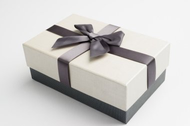güzel kurdele ile hediye kutusu