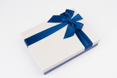 güzel kurdele ile hediye kutusu