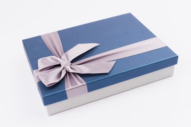 güzel kurdele ile hediye kutusu