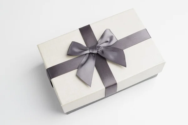 Подарочная коробка с красивой лентой — стоковое фото