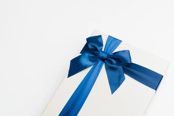 Confezione regalo con bel nastro — Foto Stock