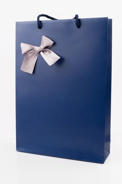 Синя паперова сумка з гарною стрічкою — стокове фото