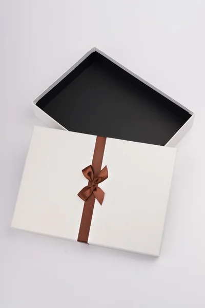 Geschenkbox mit schöner Schleife — Stockfoto