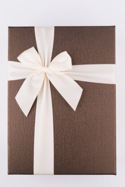 güzel kurdele ile hediye kutusu