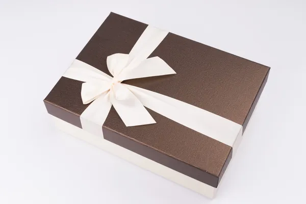 Caja de regalo con cinta bonita —  Fotos de Stock