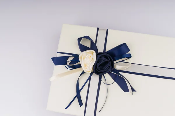 Gift box with nice ribbon — Stock Photo, Image