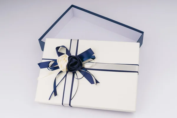 Caja de regalo con cinta bonita — Foto de Stock