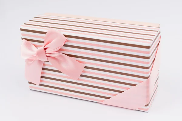 Caja de regalo con cinta bonita —  Fotos de Stock