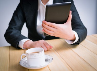 Tablet kullanan iş kadını
