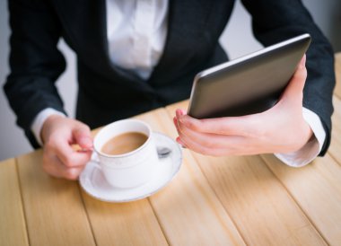 Tablet kullanan iş kadını